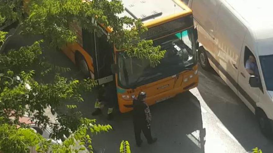 Un ciclista agrede a un conductor de autobús en Aldaia