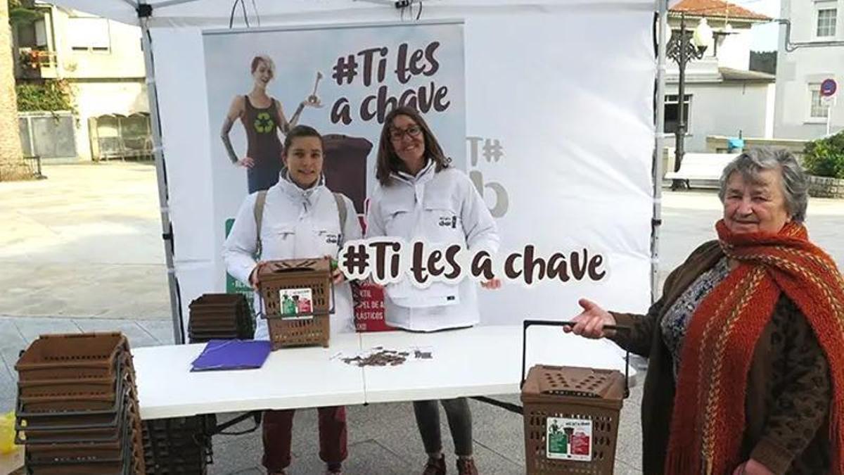 Campaña informativa na Laracha para fomentar o uso do colector marrón.