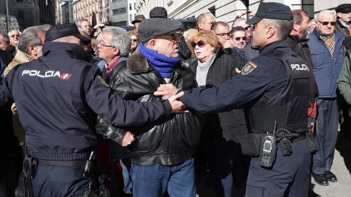 Los jubilados se enfrentan a los agentes de policía frente al Congreso de los Diputados, el pasado 22 de febrero.