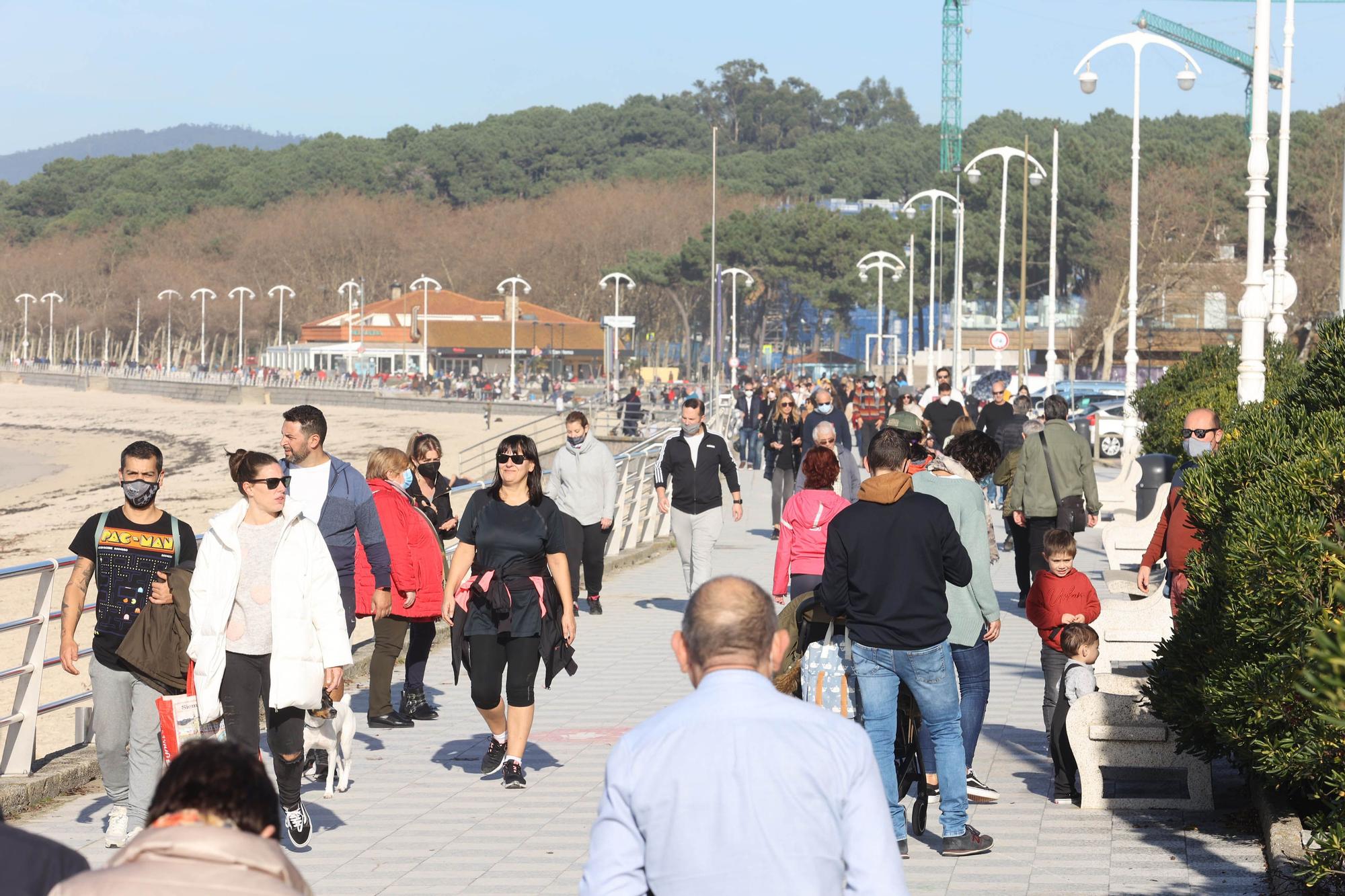 Vigueses y mascotas disfrutan del buen tiempo en Samil