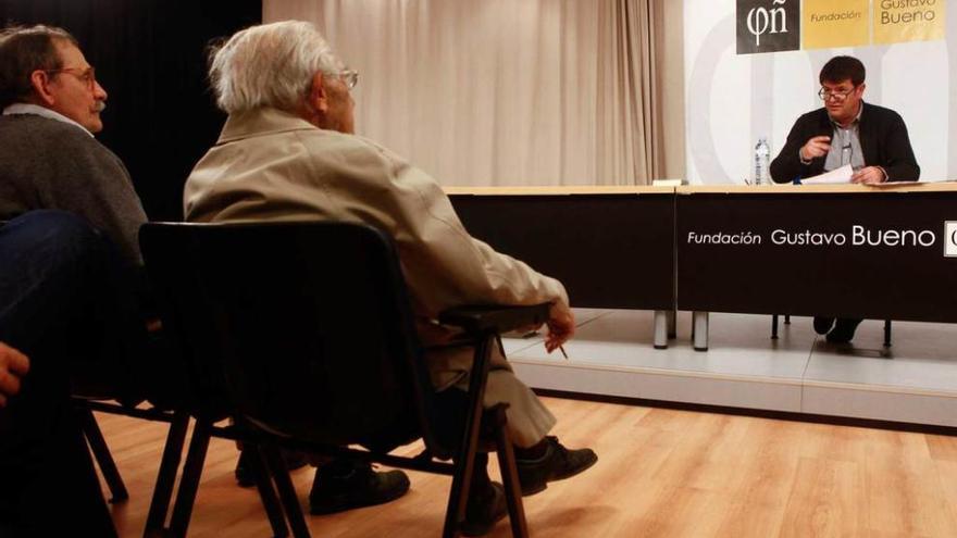 Joaquín Robles, ayer, durante su conferencia en Oviedo, bajo la atenta mirada de Gustavo Bueno.