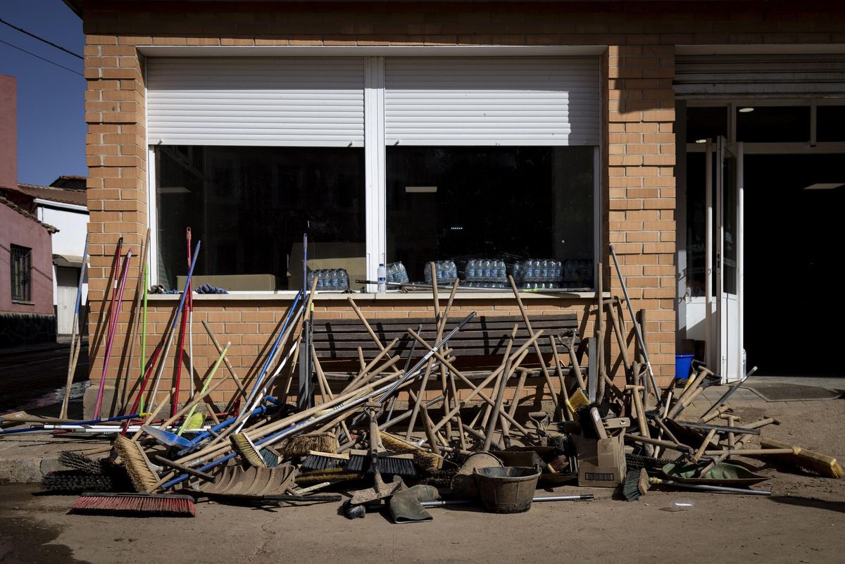 Escobas, palas y cubos amontonados frente al Ayuntamietno de Azuara este viernes.