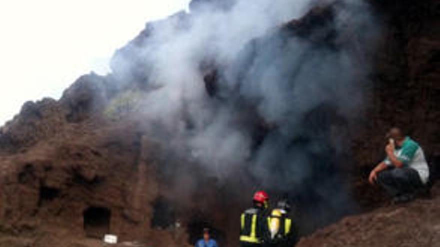 Arde el yacimiento  prehispánico   de la Cueva   de los Canarios