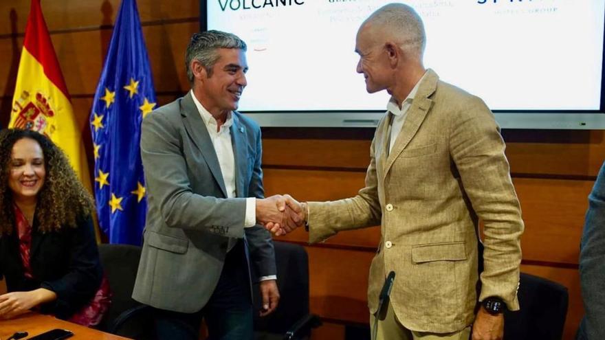 Narvay Quintero (i) y Miguel Villarroya se saludan tras firmar el acuerdo, este jueves.
