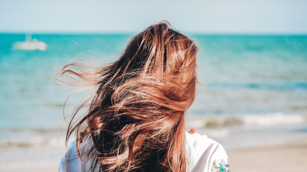 Es habitual notar cambios en la textura del cabello tras semanas de exposición solar intensa