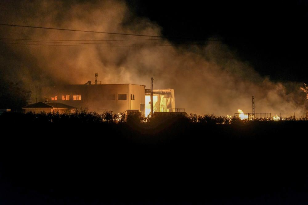 Un espectacular incendio calcina una fábrica de palets en La Marina.