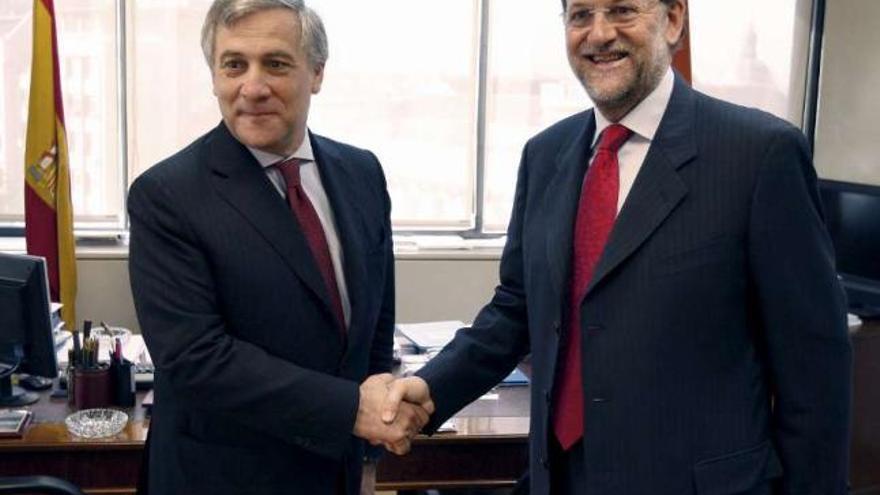 Imagen de archivo del comisario de Industria, Antonio Tajani, con Mariano Rajoy.  // Diego Crespo