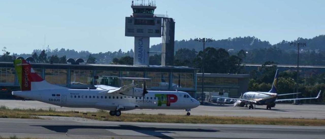 Un avión de TAP Express procedente de Lisboa aterrizando en el aeropuerto de Peinador. // FCS