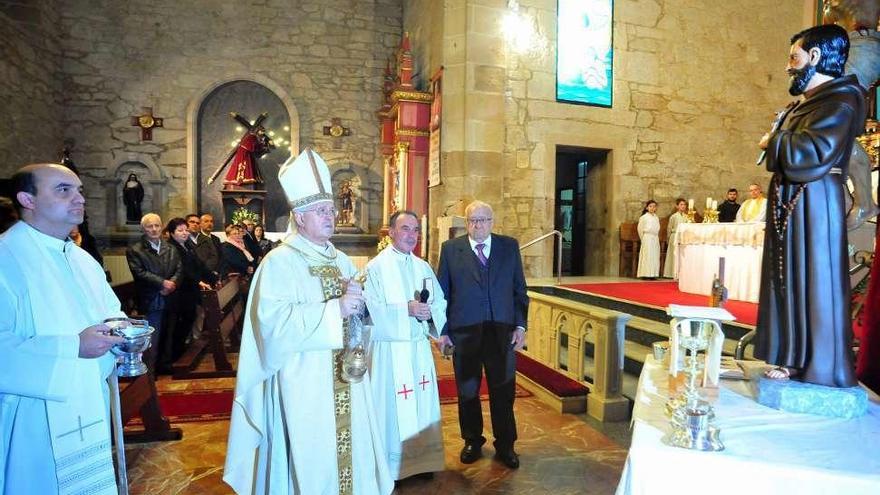 La bendición de la figura del beato pontecesureño Francisco Jesús Carlés. // I. Abella