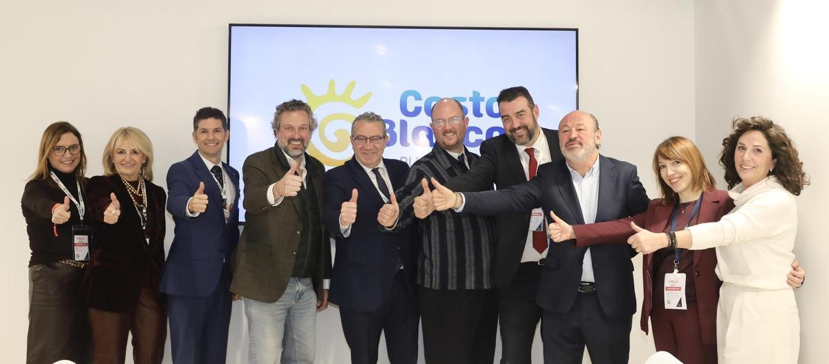 Foto de familia tras la reunión entre Patronato y la asociación europea.