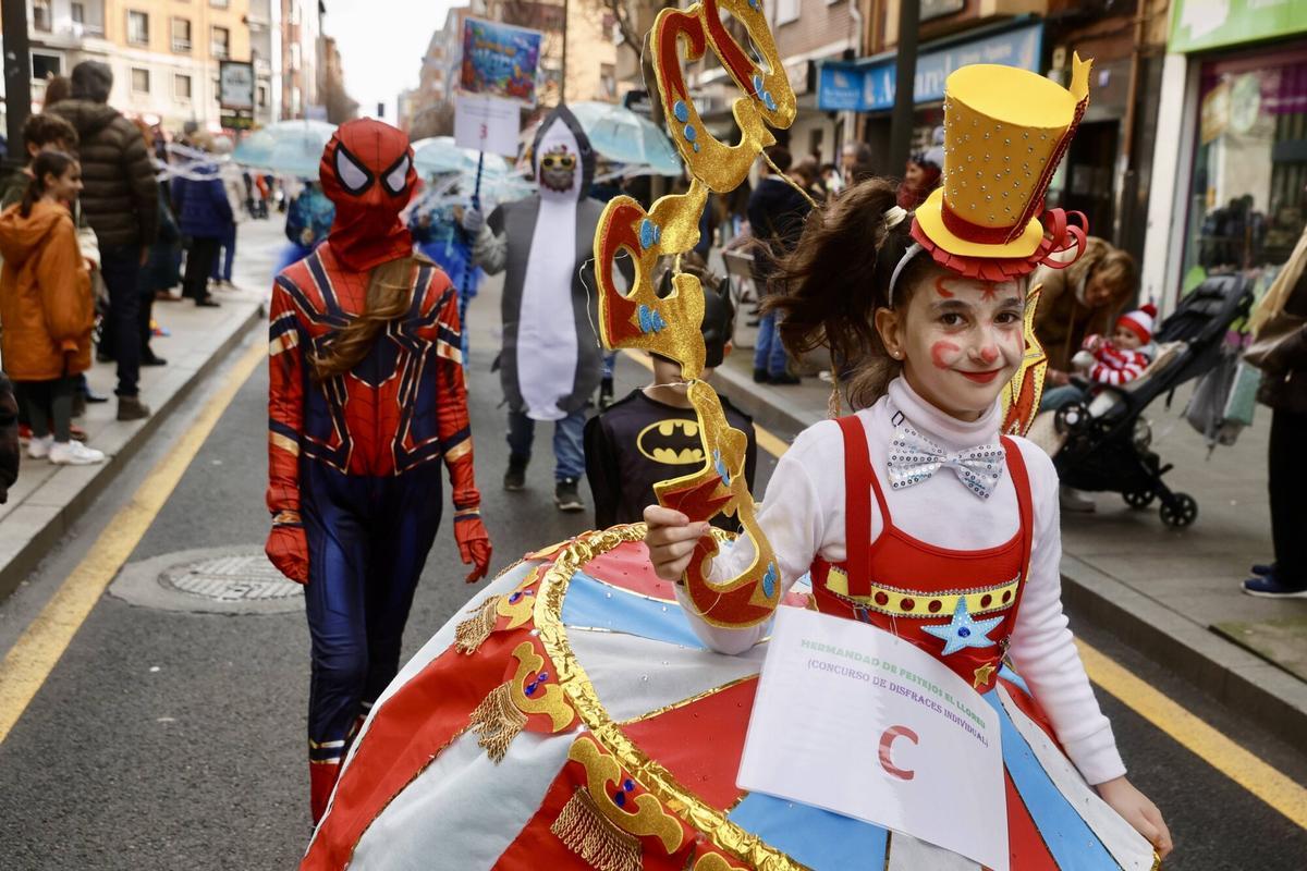EN IMÁGENES: La Hermandad de festejos de El Lloreu cierra por todo lo alto el Antroxu en la zona oeste de Gijón en su regreso tras más de una década