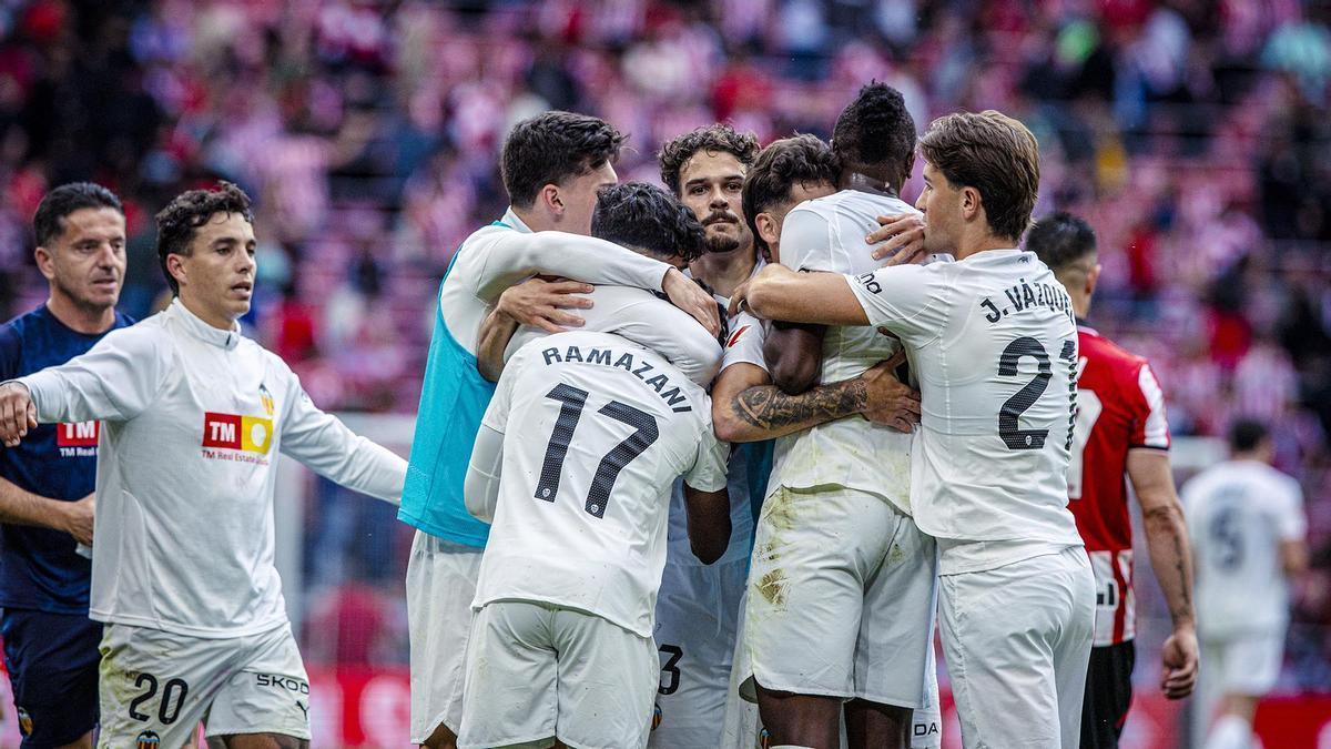 Los jugadores del Valencia CF celebran el triunfo en San Mamés