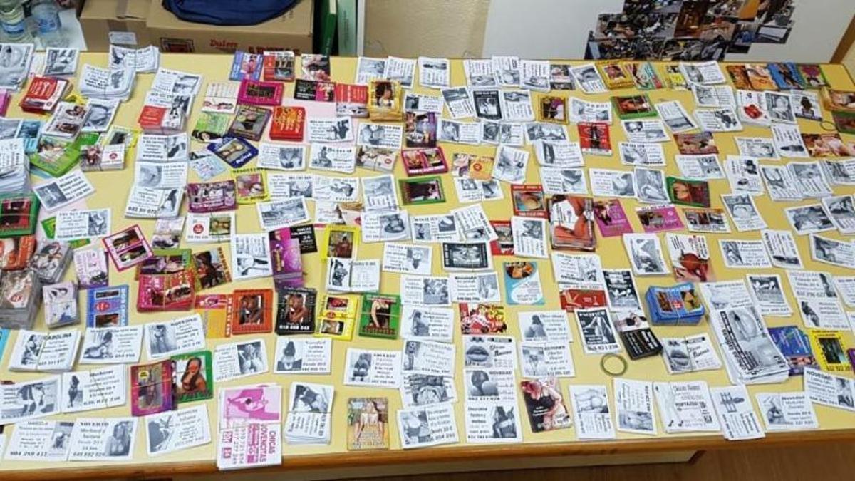'Flyers' que publicitan los servicios de prostitución.