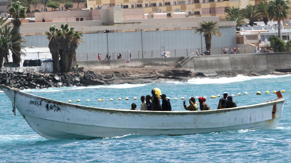 Archivo - Imagen de archivo de una patera procedente de Mauritania en su llegada a Tenerife (España)