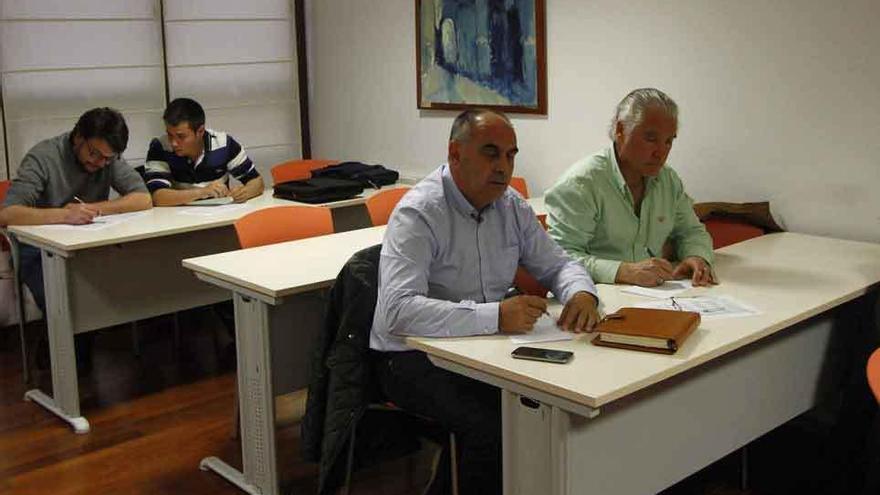 Empresarios de las madereras en una anterior subasta de chopos en Zamora.