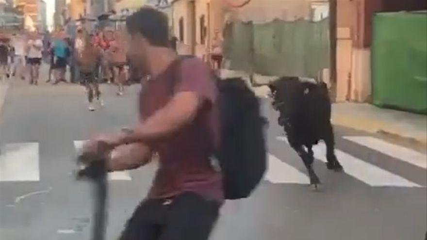 Un quiebro con patinete eléctrico que acaba en cogida y multa.