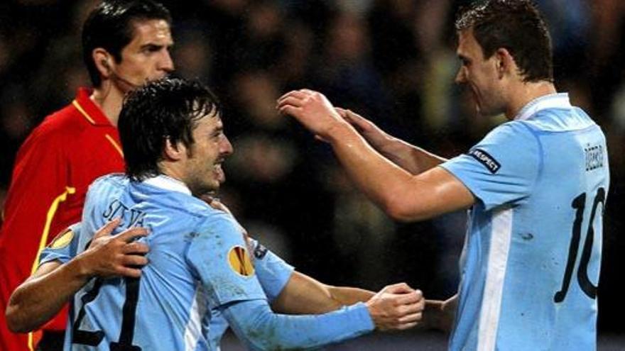 David Silva celebra un gol de su equipo con su compañero Edin Dzeko.