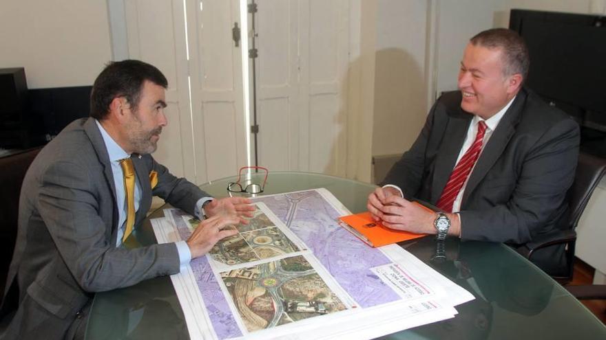 El alcalde José López y el consejero Francisco Bernabé, ayer en el Palacio Consistorial.