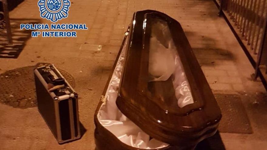 Detenidos dos jóvenes por robar un ataúd de un coche fúnebre
