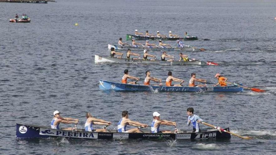 Un instante de una regata de bateles de esta temporada en aguas de Meira. // Santos Álvarez