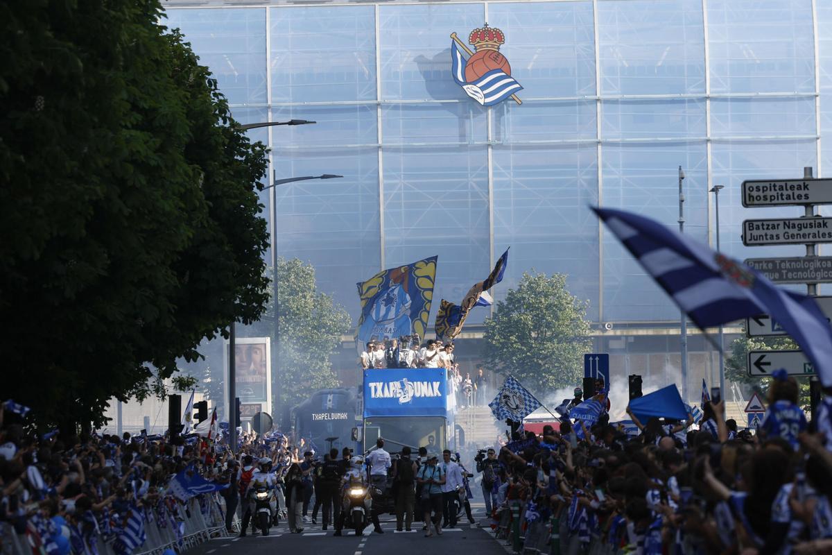 Los jugadores de la Real Sociedad celebran la victoria en la final Copa del Rey, este lunes en San Sebastián