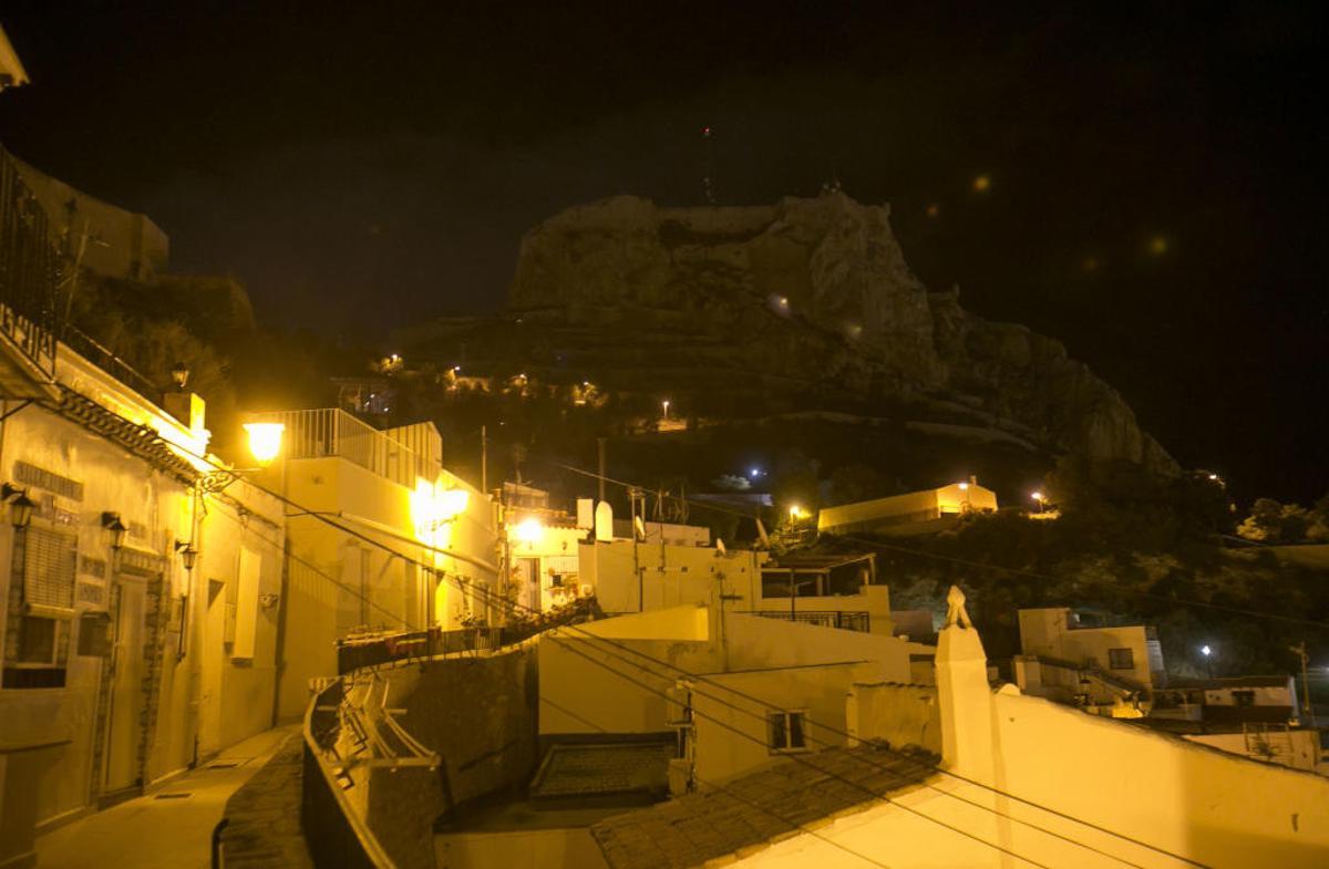 El Castillo de Santa Bárbara se apaga por 'La Hora del Planeta'