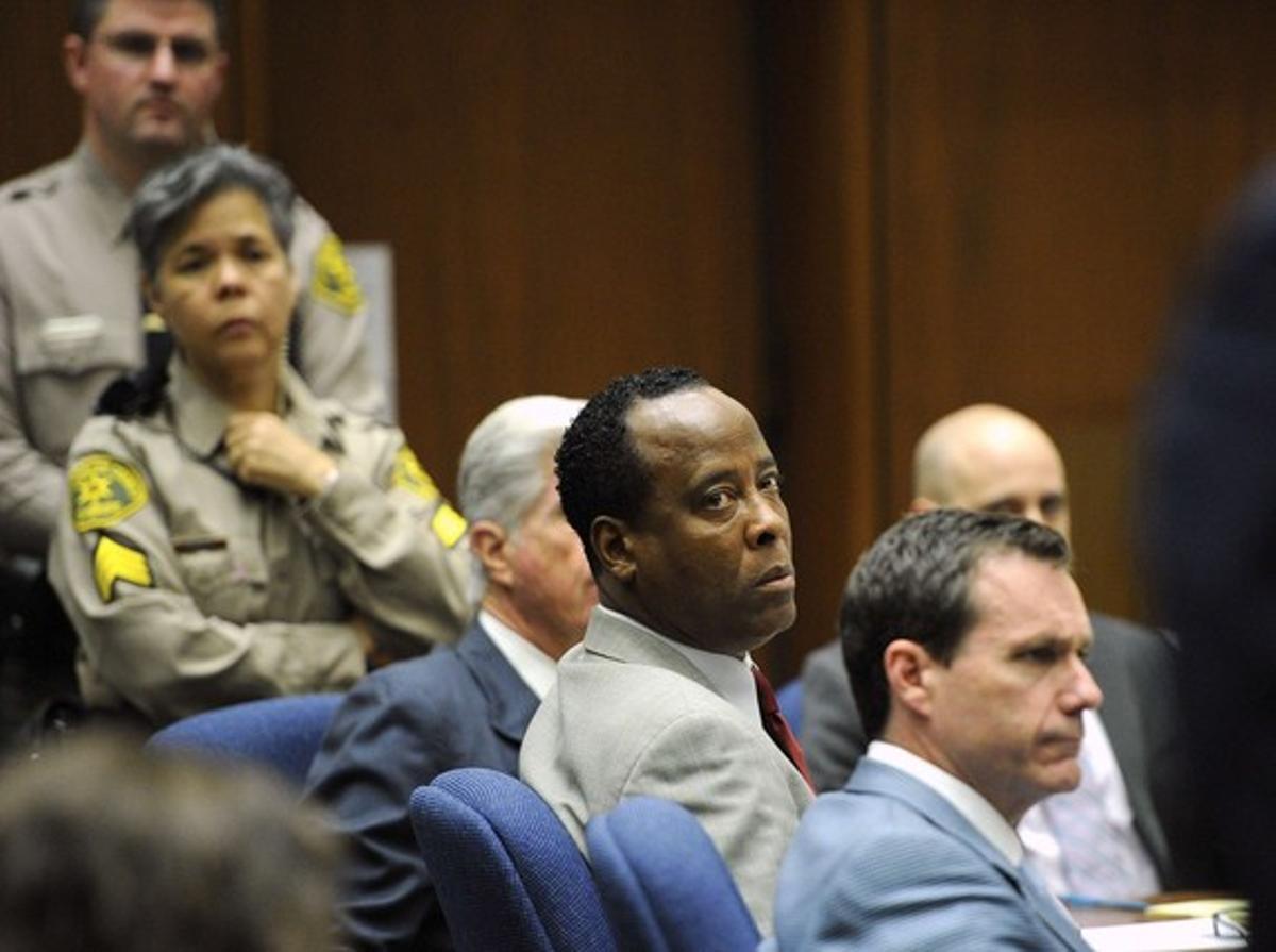 El doctor Conrad Murray segueix la intervenció del fiscal, dijous a Los Angeles, durant el judici per la mort de Michael Jackson.