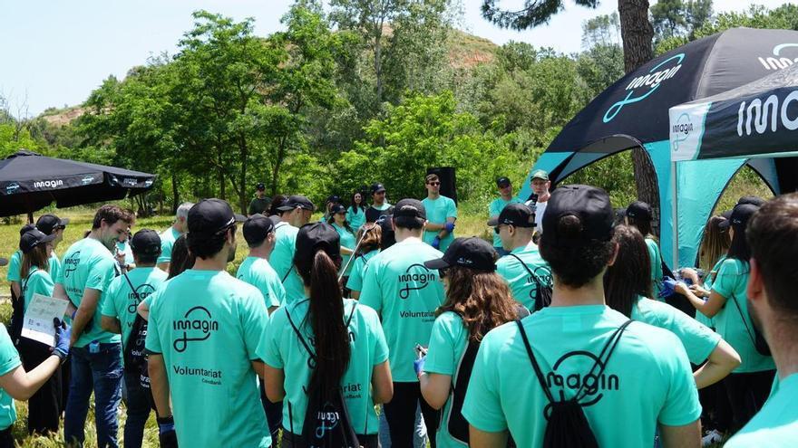 CaixaBank impulsa una jornada de neteja al Llobregat amb voluntaris