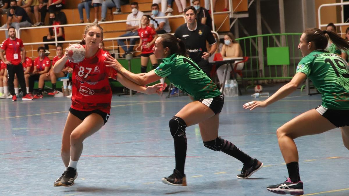 Ariadna Vázquez controla el balón en el partido del Deza Córdoba BM contra el Bolaños.