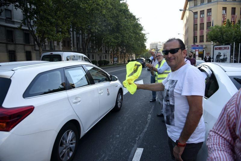 Las mejor imágenes de la jornada de movilización del taxi en Zaragoza