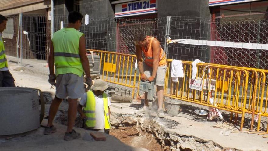 Operaris treballant en les obres del carrer del Joc de la Pilota.