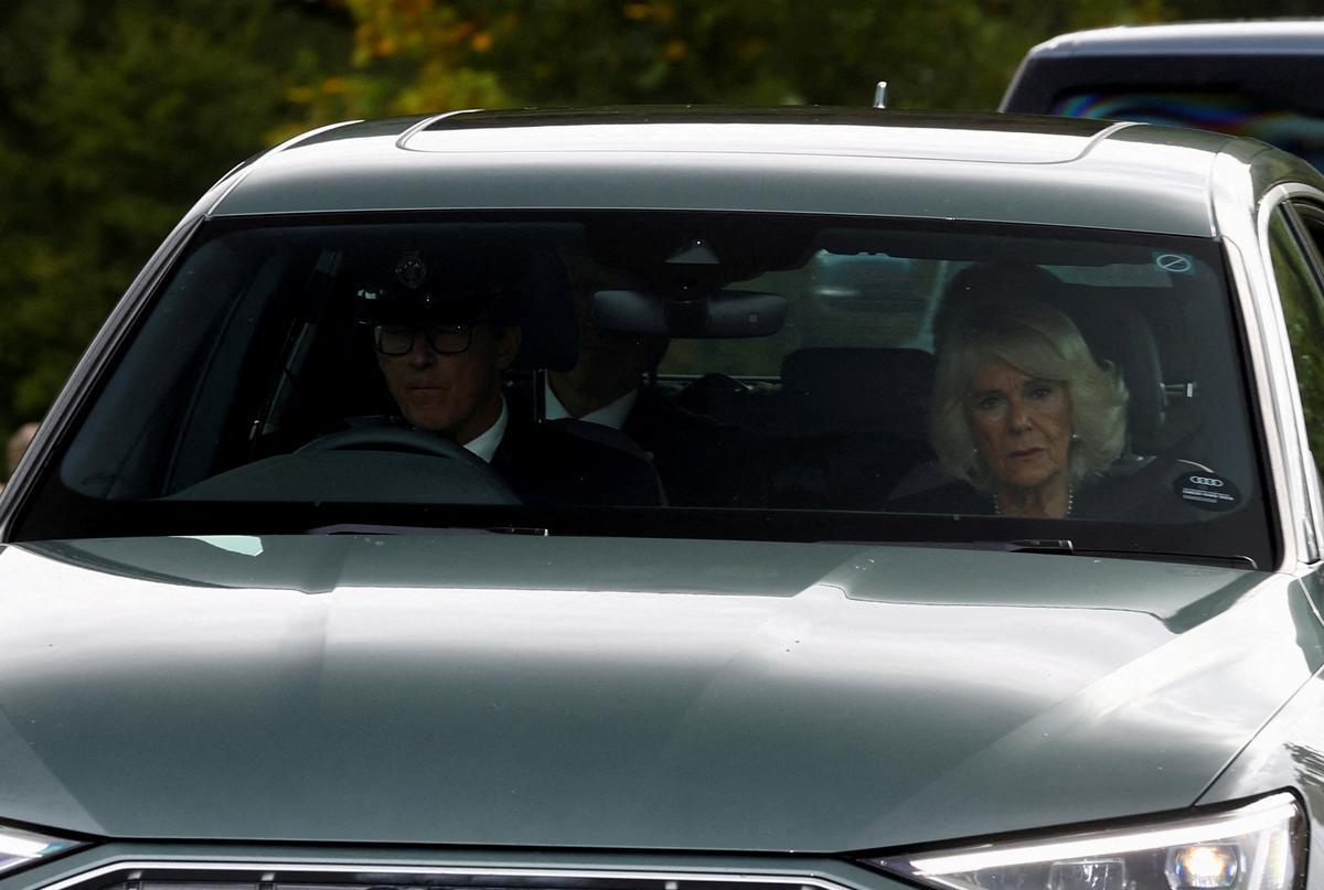 Camila, reina consorte, en el coche en el que ha abandonado Balmoral. En la parte de atrás del vehículo viaja el rey Carlos III de Inglaterra.