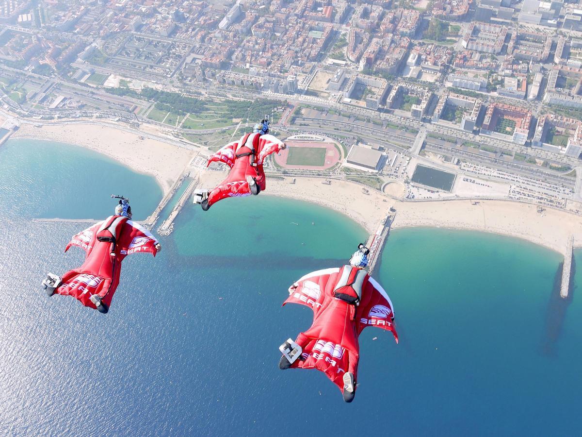 Alvaro Bultó, Santi y Toni, "los catalanes", durante un salto base sobre Barcelona.