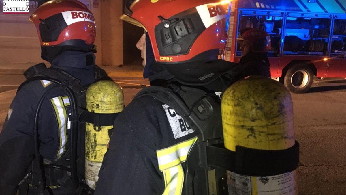 Bomberos de Castellón durante un servicio para sofocar un incendio industrial (imagen de archivo).