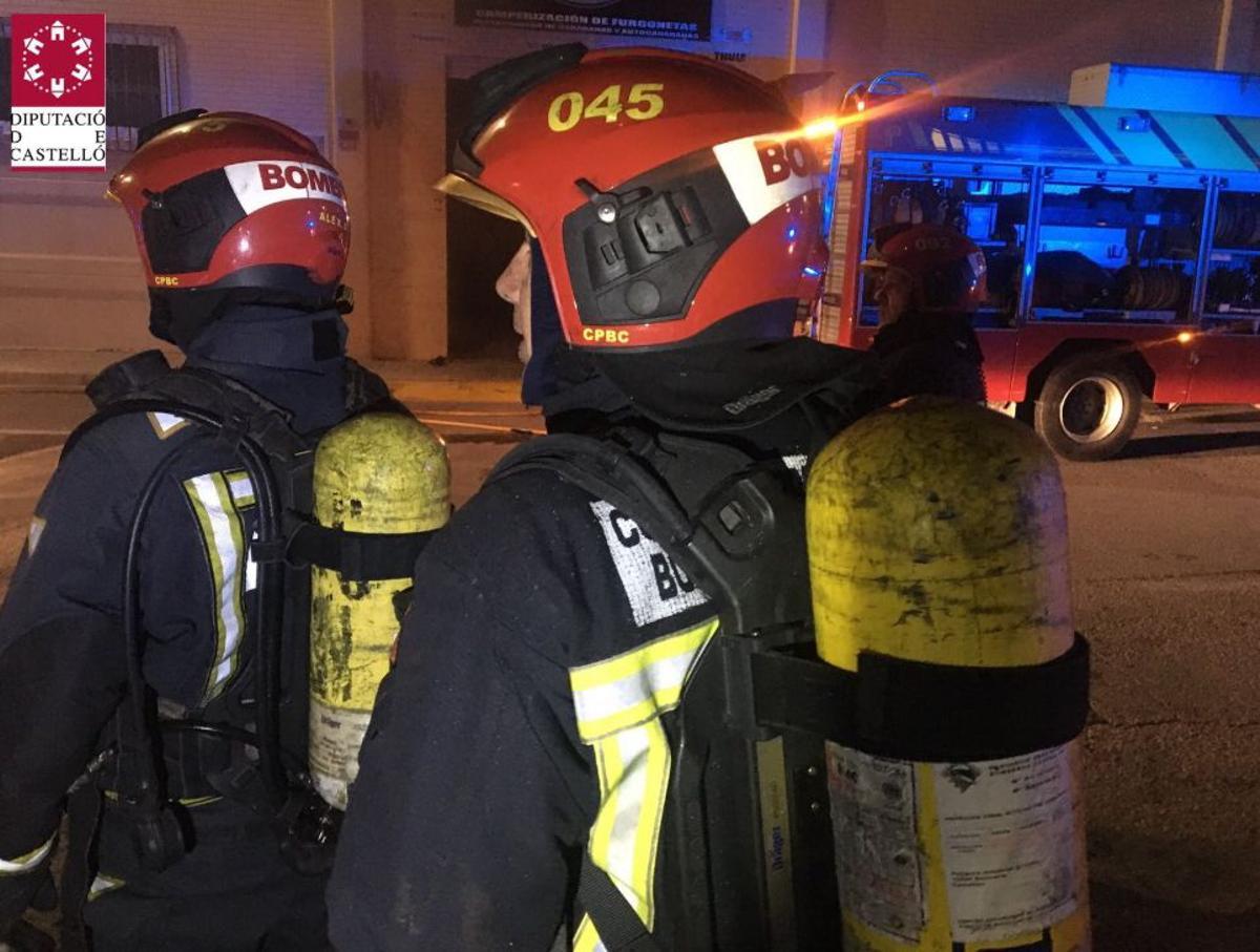 Bomberos de Castellón durante un servicio para sofocar un incendio industrial (imagen de archivo).