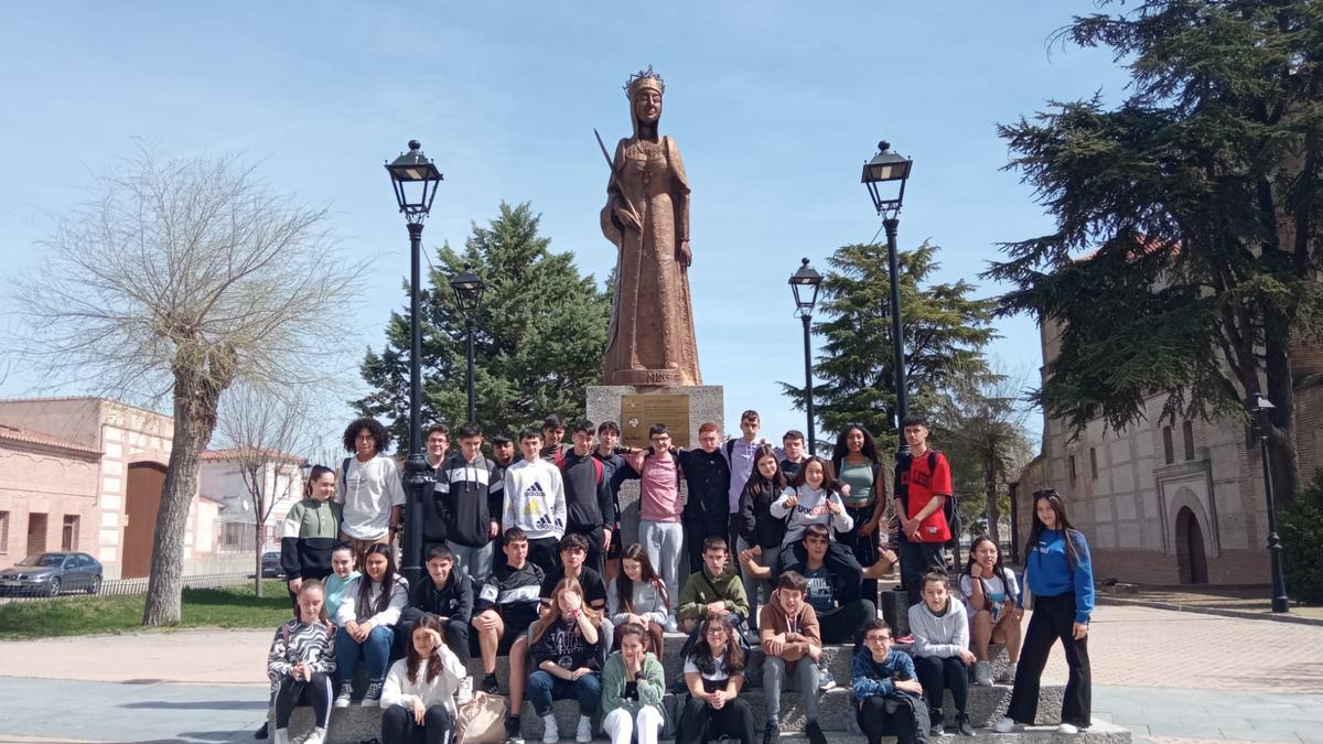 La delegación veigueña en Madrigal de las Altas Torres, con la escultura de Isabel La Católica.