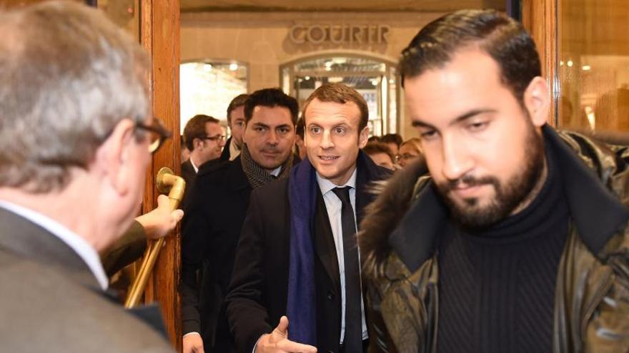 Benalla (d) junto a Macron.