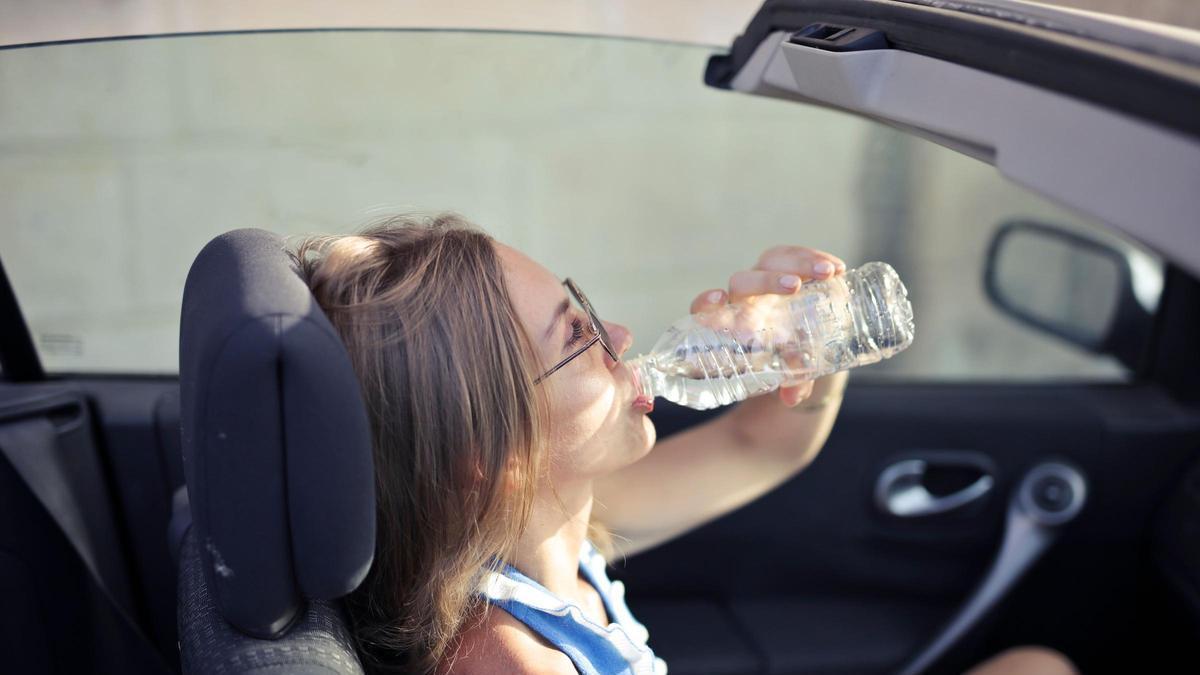 Beber agua al volante puede suponer un riesgo y acarrear multas