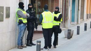 Els agents han detingut aquesta matinada un marroquí acusat de finançar l’Estat Islàmic.