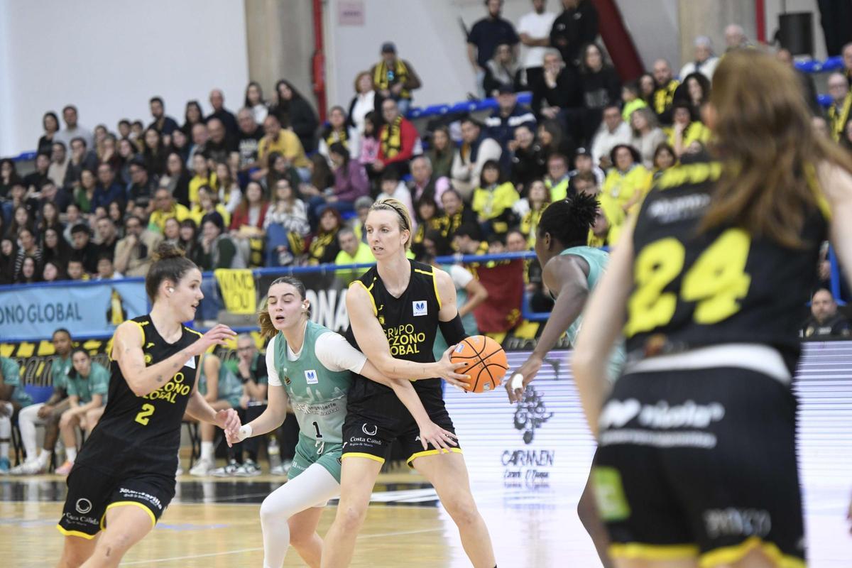 Laura Gil, del Hozono Global Jairis, durante un partido esta temporada en el Fausto Vicent.