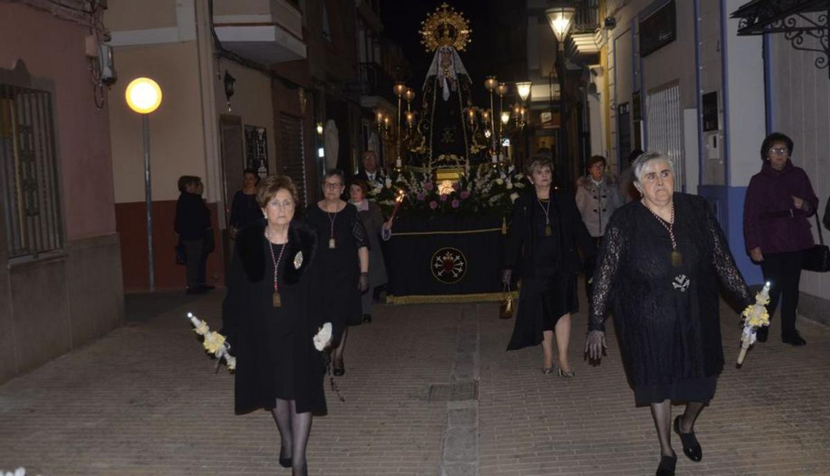 PROCESIÓN. La imagen de la Dolorosa ha sido la primera en salir.