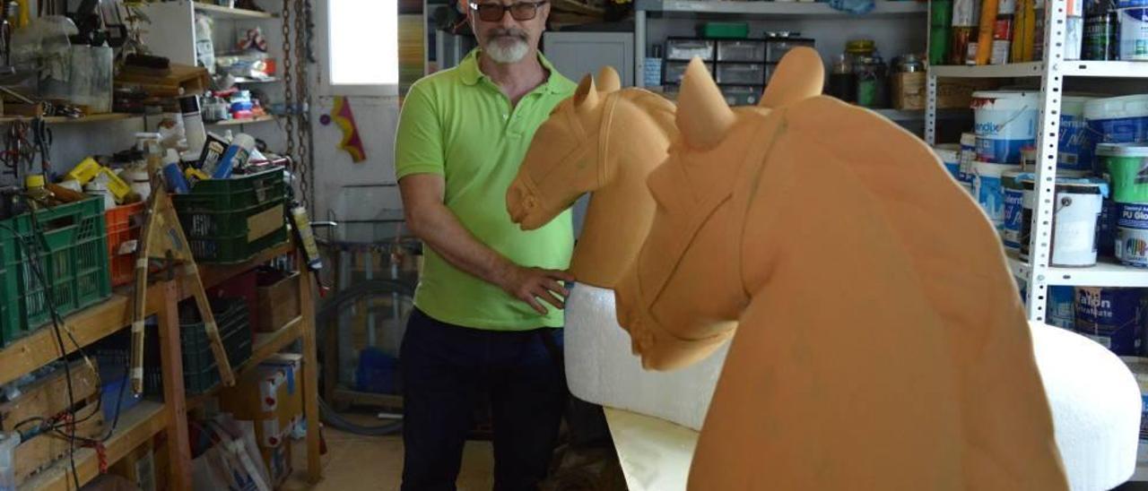 Eel artista Antoni Socias durante el proceso de elaboración de las figuras equinas.