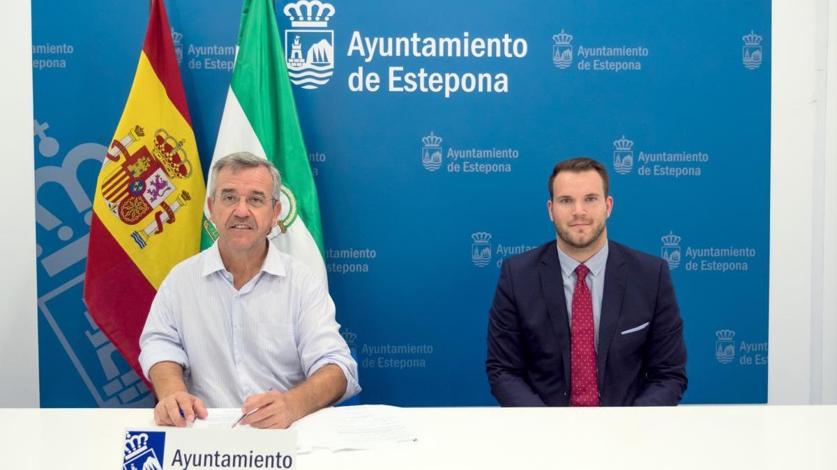 El alcalde de Estepona, José María García Urbano, ha firmado este lunes la renovación del convenio de colaboración con Hospiten Estepona.
