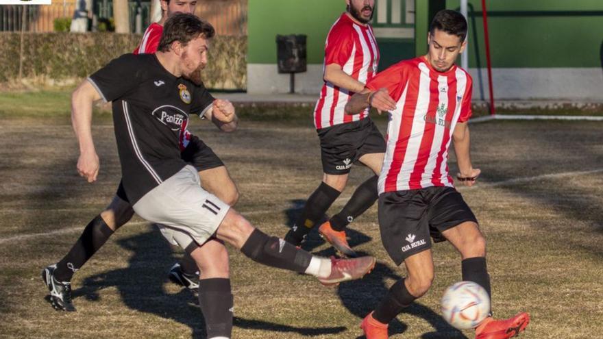 Un momento del encuentro entre Camarzana y Atlético Zamora. | Cedida