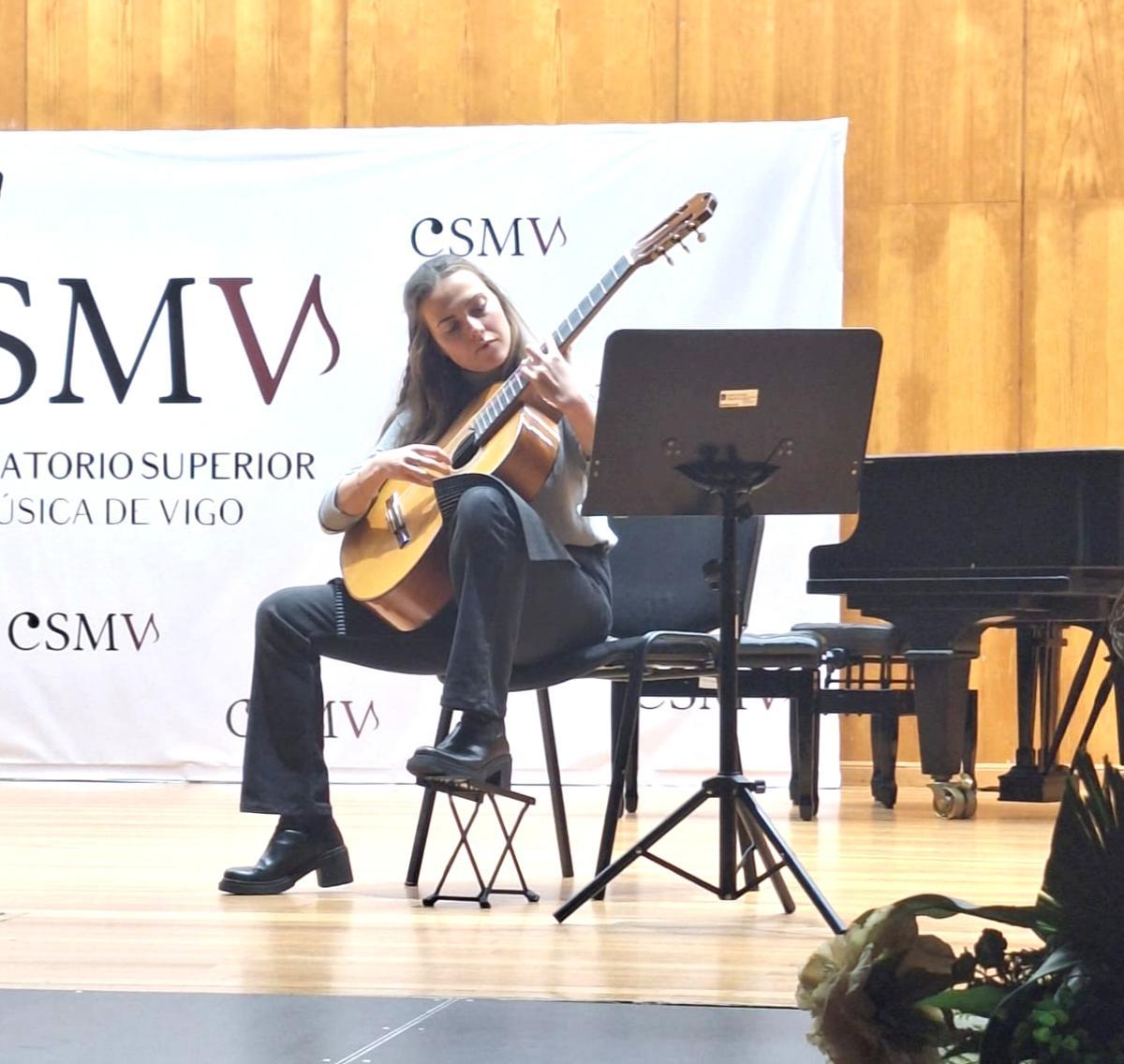 Ángela Placer, estudió Guitarra y un Máster en composición