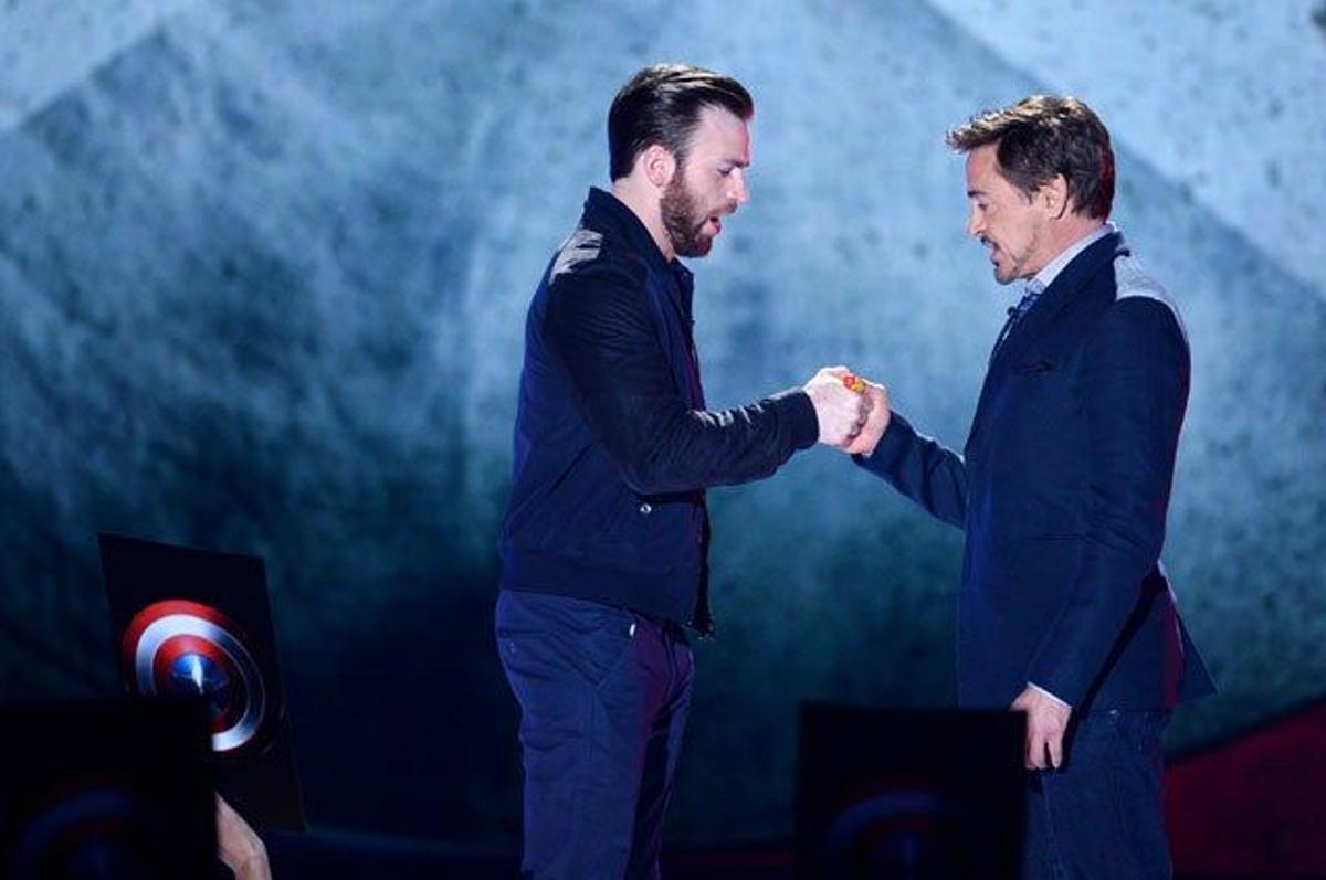 Chris Evans y Robert Downey Jr. durante su batalla de pulgares sobre el escenario de los Kids' Choice Awards 2016.