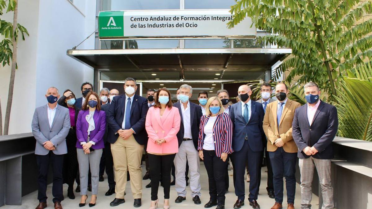 Foto de familia de la consejera Carmen Crespo con los alcaldes de la Costa del Sol Occidental.