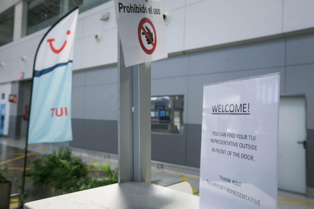 Llegada de pasajeros de TUI a aeropuerto del Sur