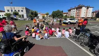Los peques de Corvera aprenden las normas de seguridad vial circulando a pie, en patinete y hasta en silla de ruedas
