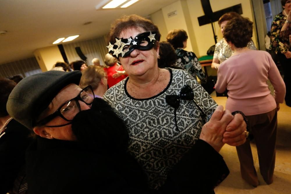 Fiesta de Les Comadres en el centro de mayores de Las Meanas